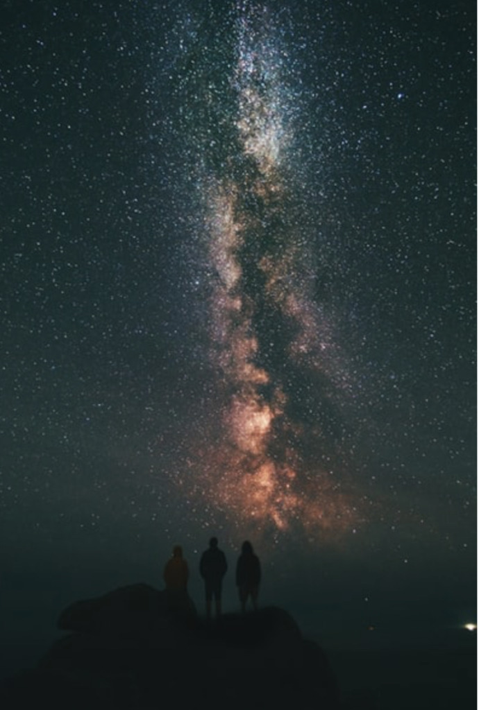 星空を見上げる３人
